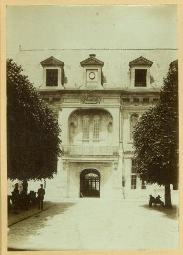 photographie représentant la façade sur cour du château de Villers