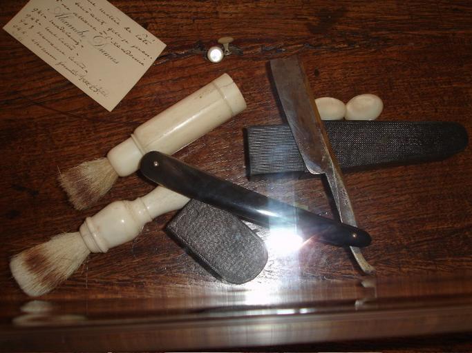 nécessaire de toilette et divers objets ayant appartenu à Alexandre Dumas fils