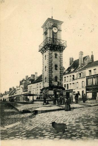 12. - VILLERS-COTTERÊTS - Fontaine - Le Beffroi - Place du Marché