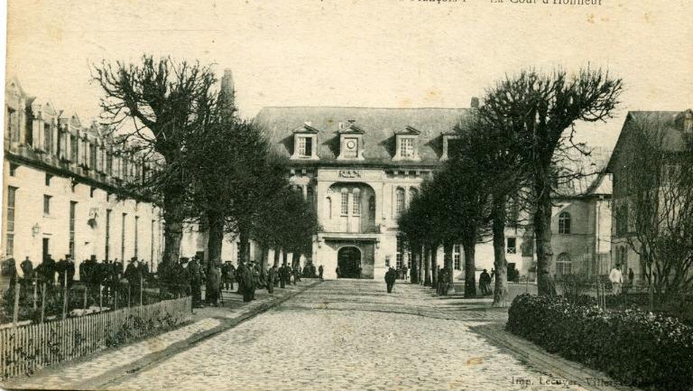 30 - Villers-Cotterêts (Aisne) - Le Château François Ier - La Cour d'Honneur