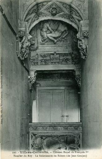 397. - Villers-Cotterêts. - Château Royal de François Ier - Escalier du Roy - La Salamandre du Balcon (de Jean Goujon)