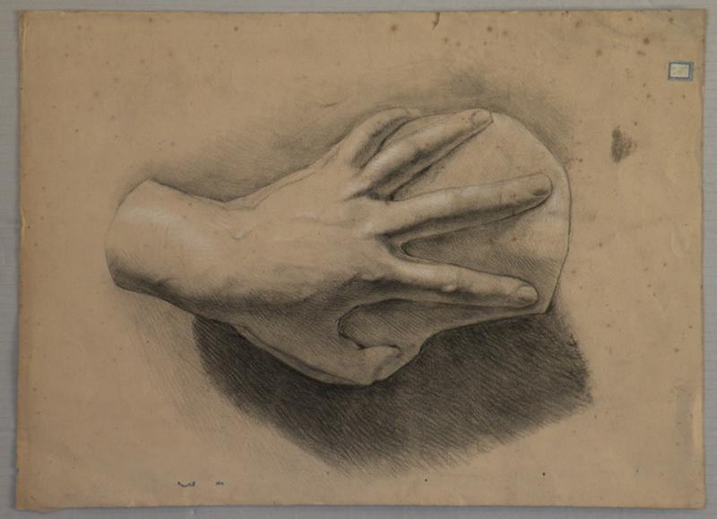 Une main tenant une pierre