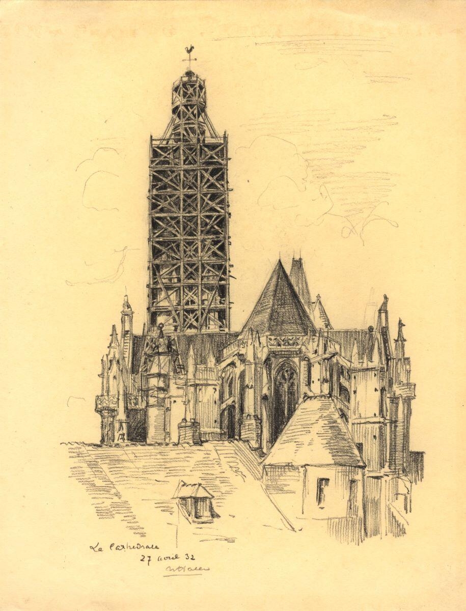 Vue depuis le chevet de la cathédrale de Senlis avec la flèche échafaudée