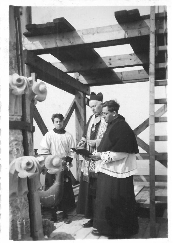 Bénédiction du coq sur le clocher de la cathédrale de Senlis par l’abbé Dupuis