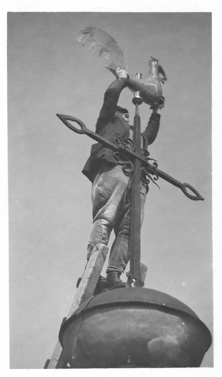Remise en place du coq sur le clocher de la cathédrale de Senlis