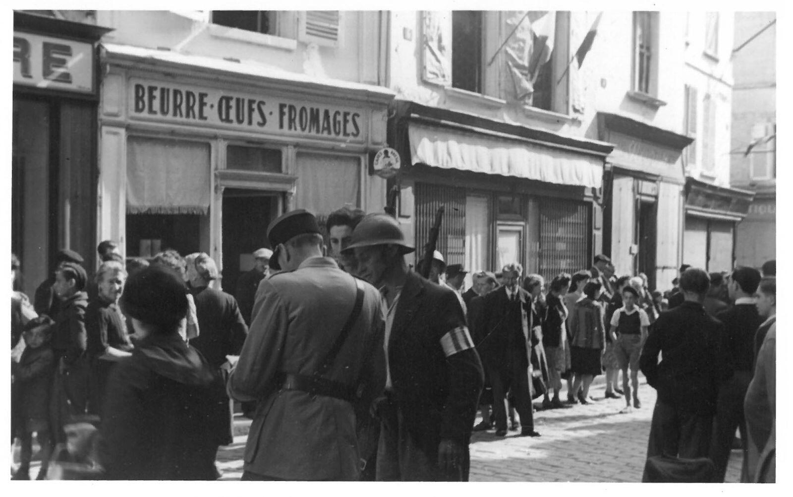 Arrivée des Américains, devant la mairie de Senlis, 1er septembre 1944