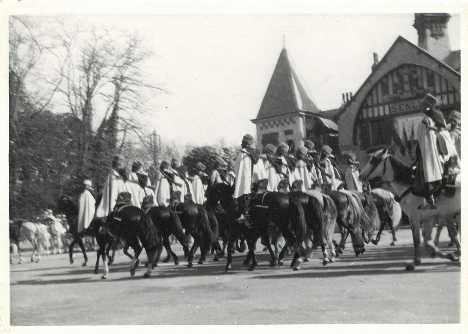 La revue des Spahis devant la gare à Senlis