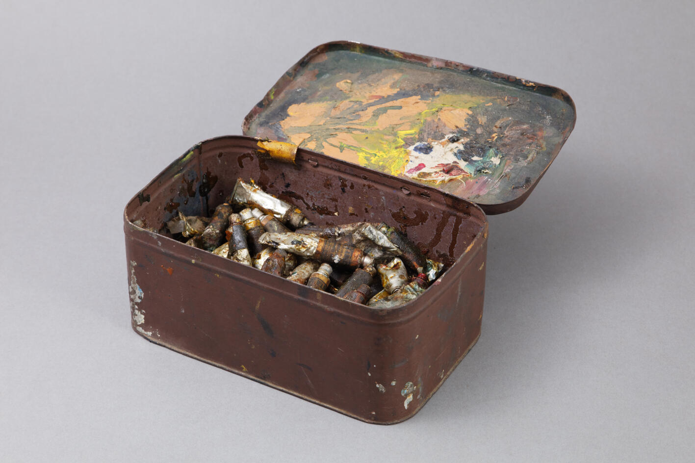 Boîte métallique contenant 69 tubes de couleurs à l'huile