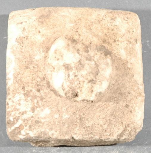 Ex-voto du temple de la forêt d'Halatte, stèle carré avec cercle en relief au centre