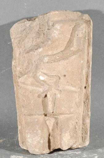 Ex-voto du temple de la forêt d'Halatte, fragment de stèle avec un homme