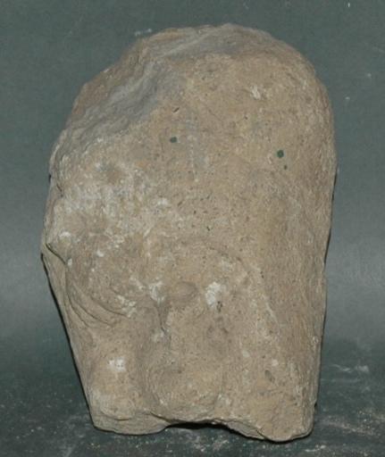 Ex-voto du temple de la forêt d'Halatte, homme relevant sa tunique