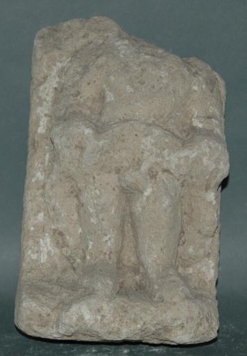 Ex-voto du temple de la forêt d'Halatte, homme relevant sa tunique