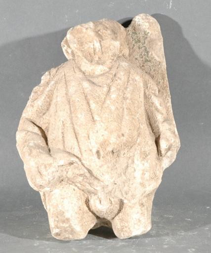 Ex-voto du temple de la forêt d'Halatte, homme relevant sa tunique