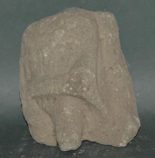 Ex-voto du temple de la forêt d'Halatte, homme relevant sa tunique