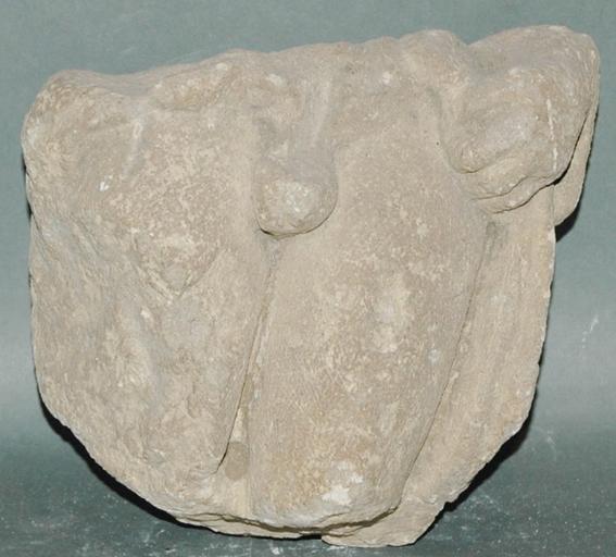 Ex-voto du temple de la forêt d'Halatte, homme relevant sa tunique
