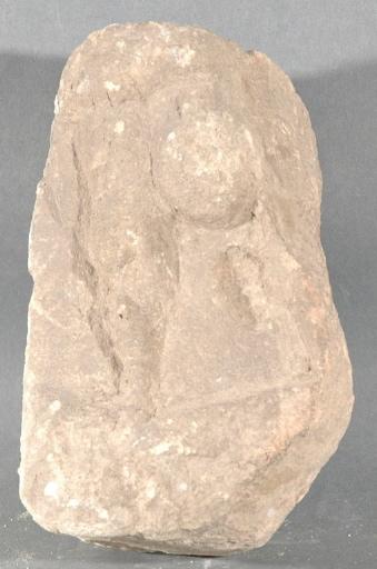 Ex-voto du temple de la forêt d'Halatte, homme relevant sa tunique