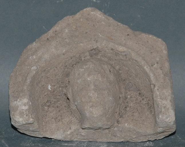 Ex-voto du temple de la forêt d'Halatte, tête d'homme sous une niche