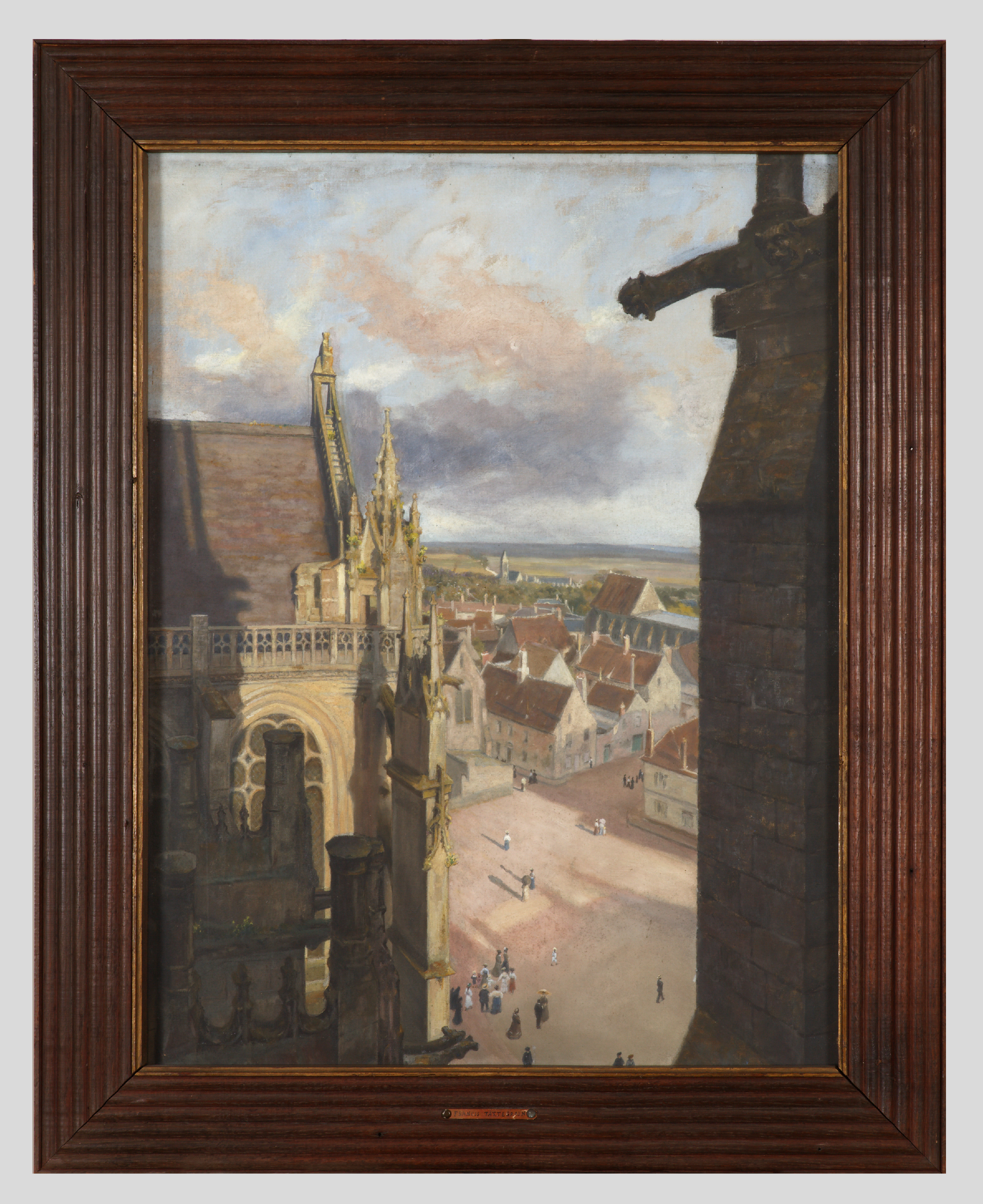 Vue aérienne de la place du parvis Notre-Dame à Senlis depuis les hauteurs de la cathédrale