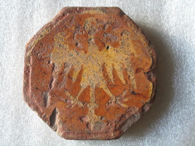 Aigle aux ailes éployées dans un octogonale