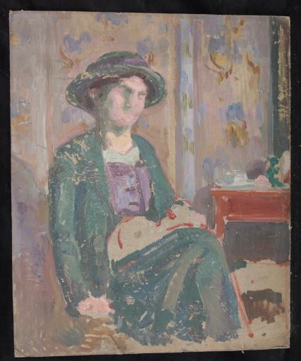 Femme assise portant sur ses genoux un animal