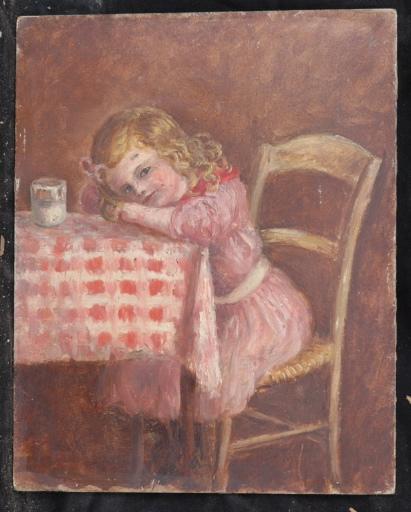 Portrait d'une fillette assise à table