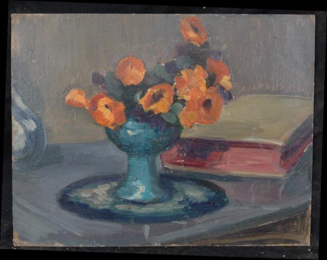 Fleurs jaunes dans un vase à pied