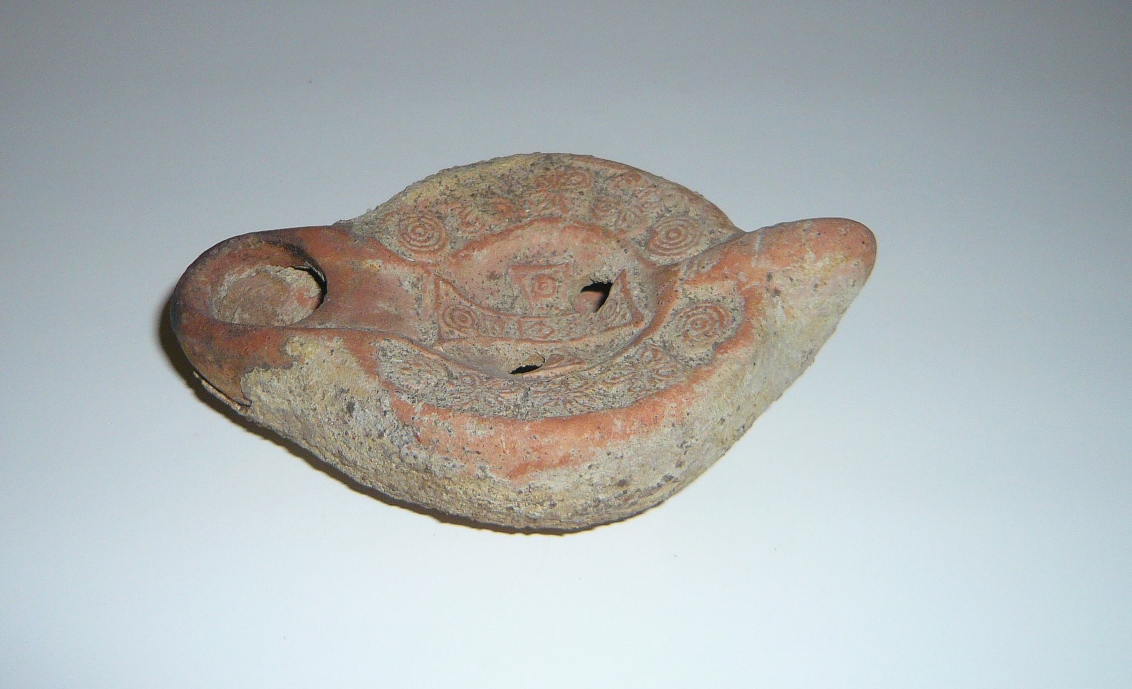 Lampe à huile à anse non perforée et triangulaire