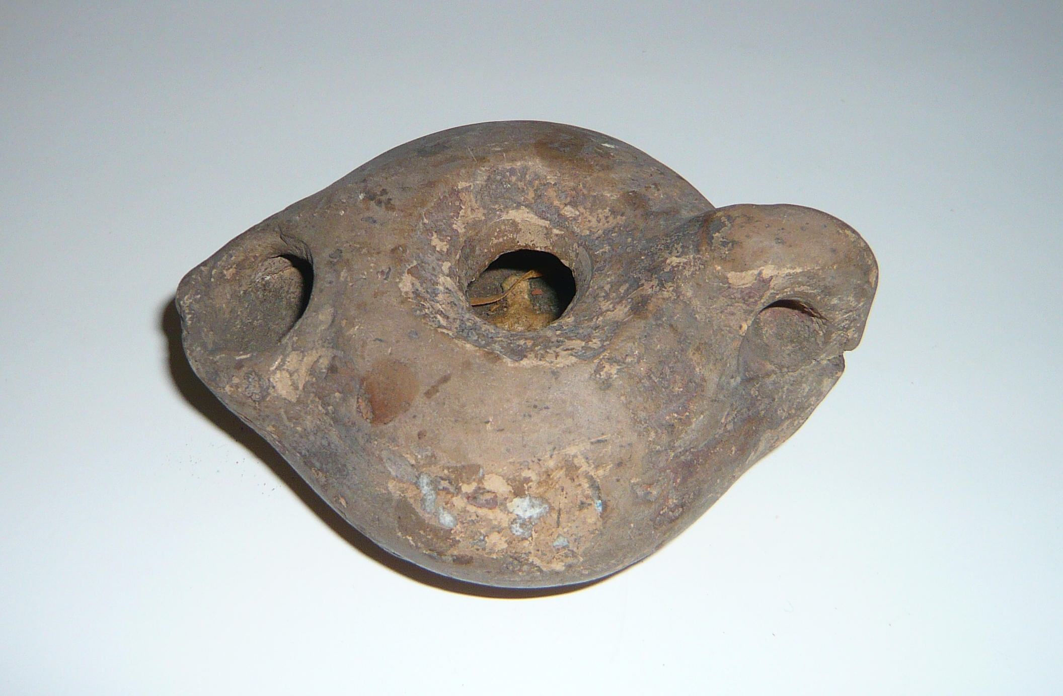 Lampe à huile à anse semi-perforée