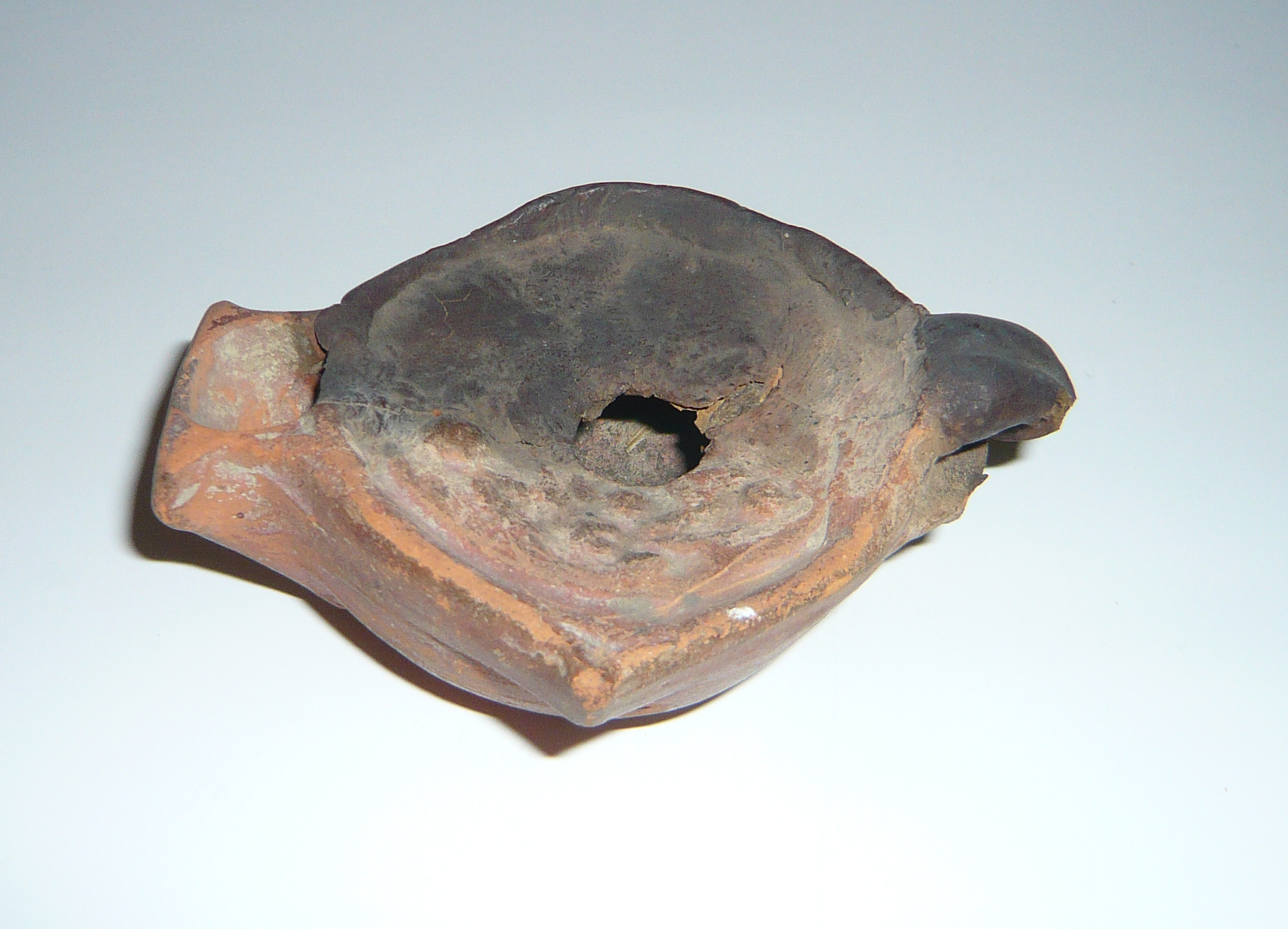 terre cuite d'argile ocre rouge, moulée, cuisson oxydante ; Lampe à huile à bec à enclume et pourvue d'un aileron sur la panse