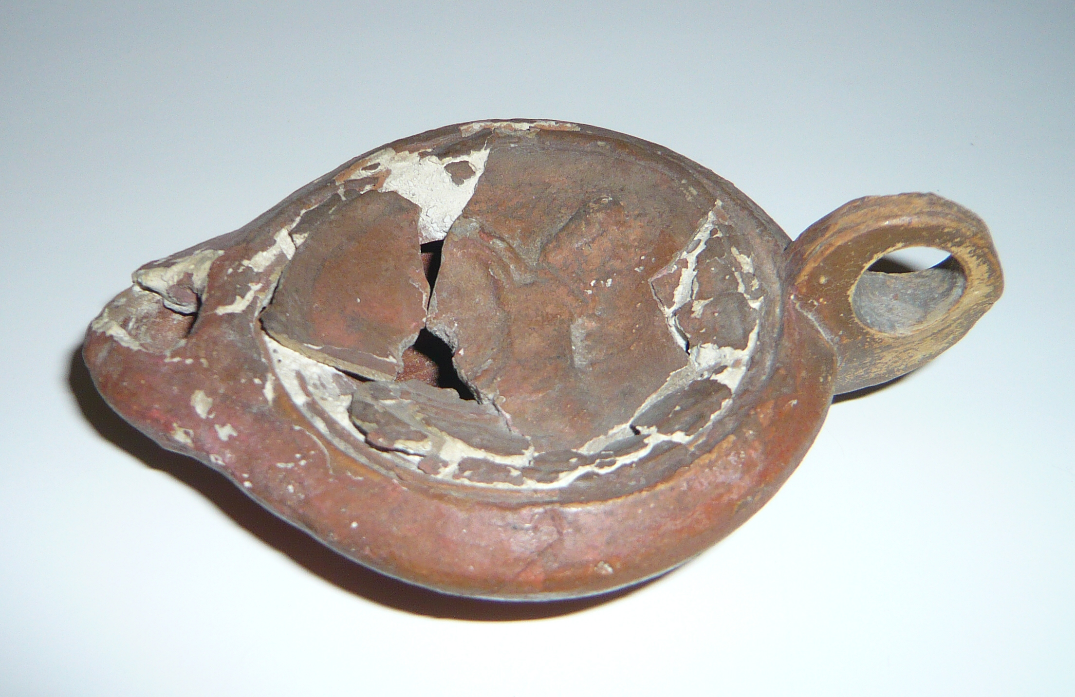 Lampe à huile à anse perforée décorée et bec rond