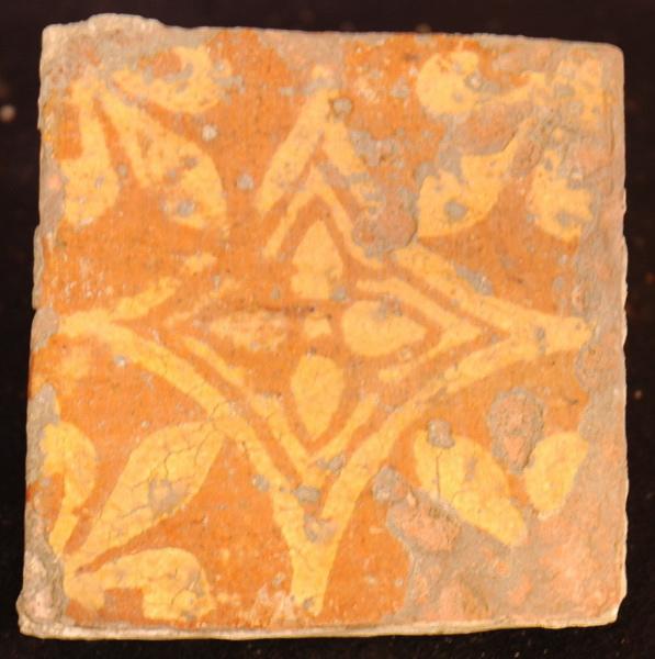 4 Fleurs de lys et une fleur au centre