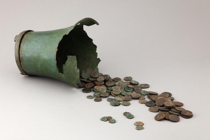 Situle contenant un trésor monétaire
