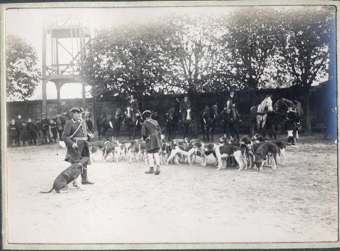 Photographie d'un album en maroquin vert comprenant 24 photographies : Equipage Par Monts et Vallons, le piqueux et sa meute avant le départ pour la chasse, Fleurines (Oise)