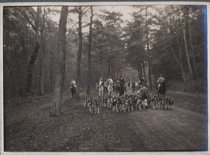 Photographie d'un album en maroquin vert comprenant 24 photographies : Equipage Par Monts et Vallons, piqueux à cheval, valet de chiens et meute en forêt à Fleurines