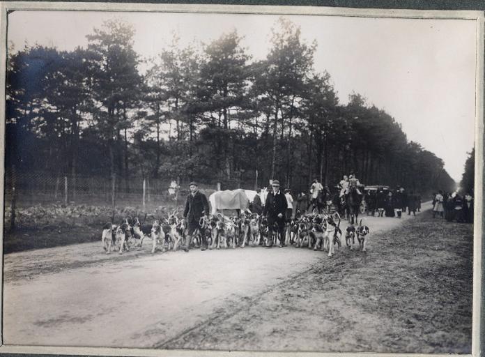 Photographie d'un album en maroquin vert comprenant 24 photographies : Equipage Par Monts et Vallons, piqueux, valet de chiens et meute