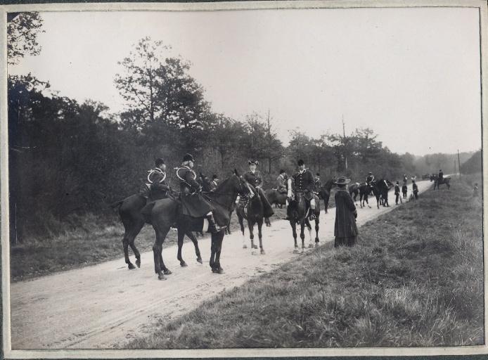 Photographie d'un album en maroquin vert comprenant 24 photographies : Equipage Par Monts et Vallons, le comte de Valon, le comte de Meffry et Mme Reinach