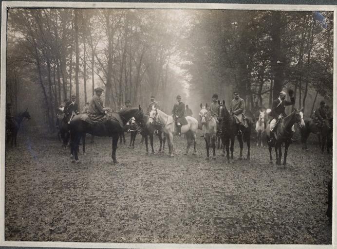 Photographie d'un album en maroquin vert comprenant 24 photographies : Equipage Par Monts et Vallons, veneurs en forêt