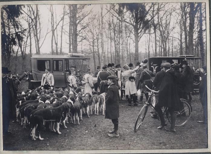 Photographie d'un album en maroquin vert comprenant 24 photographies : Equipage Par Monts et Vallons, le rendez-vous