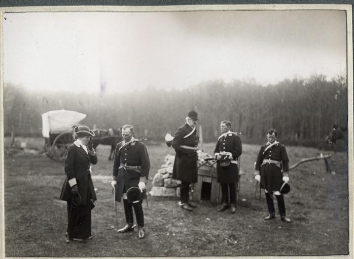 Photographie d'un album en maroquin vert comprenant 24 photographies : Equipage Par Monts et Vallons
