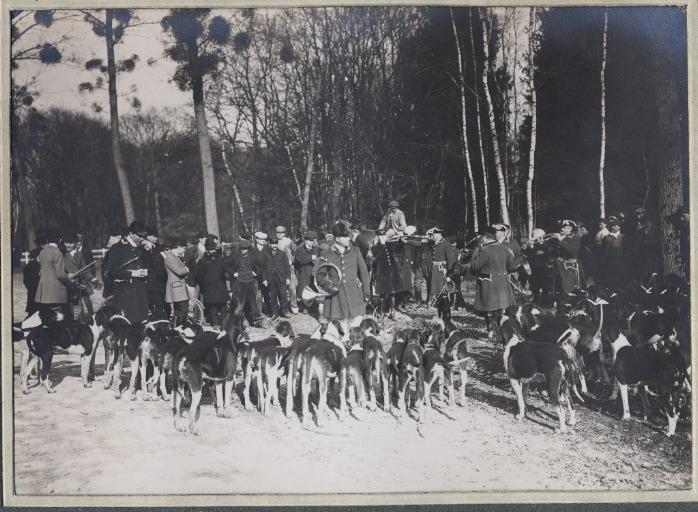 Photographie d'un album en maroquin vert comprenant 24 photographies : Equipage Par Monts et Vallons, meute et suiveurs écoutant les sonneurs