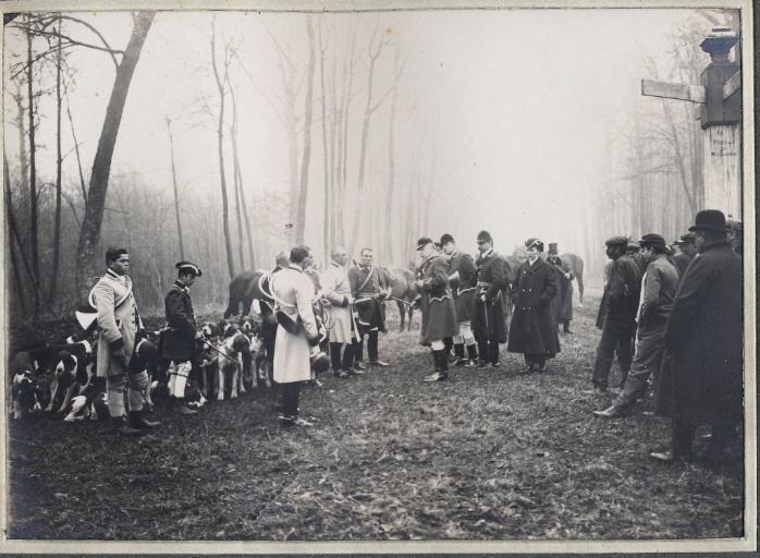 Photographie d'un album en maroquin vert comprenant 24 photographies : Equipage Par Monts et Vallons, le comte de Valon et le comte de Meffry pendant le rapport