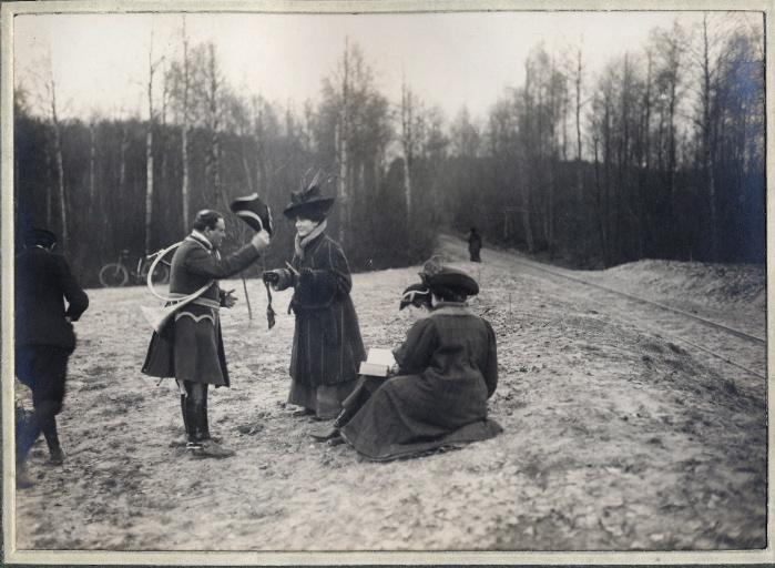 Photographie d'un album en maroquin vert comprenant 24 photographies : Equipage Par Monts et Vallons, salutation mondaine