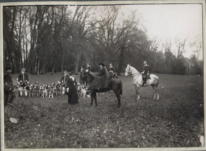 Photographie d'un album en maroquin vert comprenant 24 photographies : Equipage Par Monts et Vallons, jeune amazone