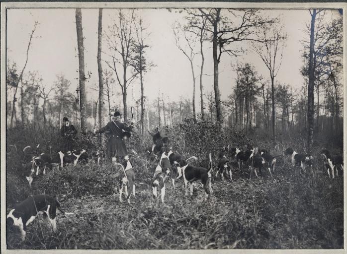 Photographie d'un album en maroquin vert comprenant 24 photographies : Equipage Par Monts et Vallons, hallali ; le comte de Valon de dos