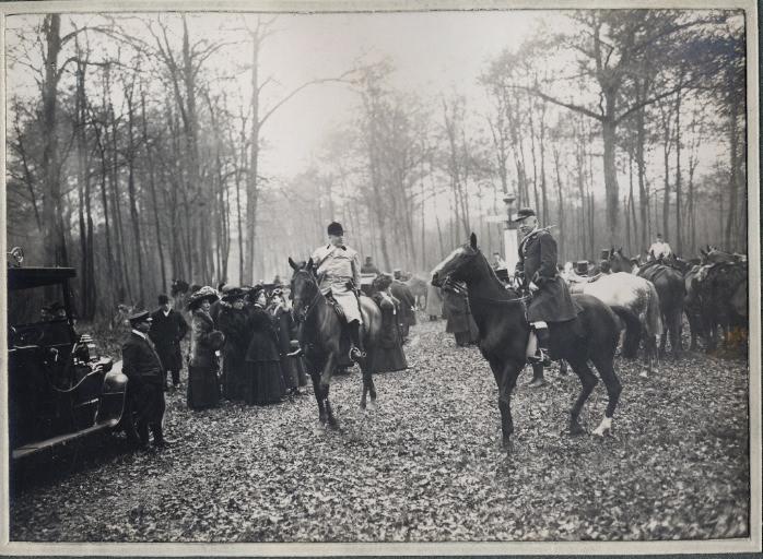 Photographie d'un album en maroquin vert comprenant 24 photographies : Equipage Par Monts et Vallons, le prince Murat et le comte de Valon à cheval