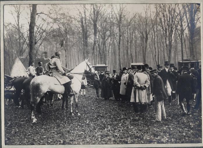 Photographie d'un album en maroquin vert comprenant 24 photographies : Equipage Par Monts et Vallons, le prince Murat et le comte de Valon face au piqueux Carle à cheval