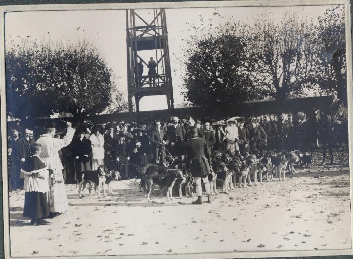 Photographie d'un album en maroquin vert comprenant 24 photographies. Equipage Par Monts et Vallons, Bertrand de Valon, Jacques Kulp et la marquise de Chasseloup Laubat lors d'une Saint Hubert à Fleurines