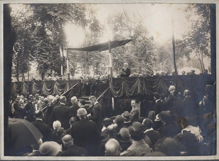 Photographie d'un album en maroquin vert comprenant 24 photographies : Equipage Par Monts et Vallons, discours officiel (?)