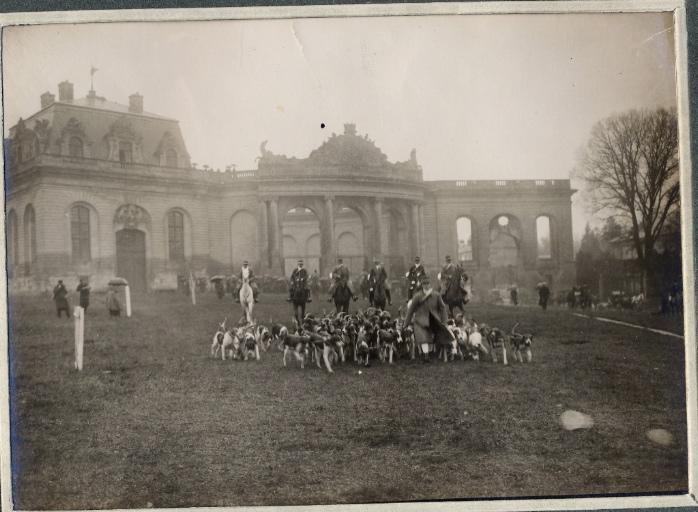 Photographie d'un album en maroquin vert comprenant 24 photographies : Equipage Par Monts et Vallons, la meute devant les grandes écuries de Chantilly