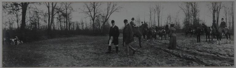 Photographie extraite d'un album de 23 photographies : l'équipage de Chantilly. Le duc de Chartres en conversation avec le duc de Penthièvres (?)